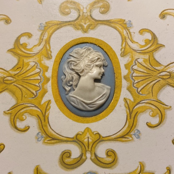 Vintage Avon Jewelry Box - Picture 6 of 11